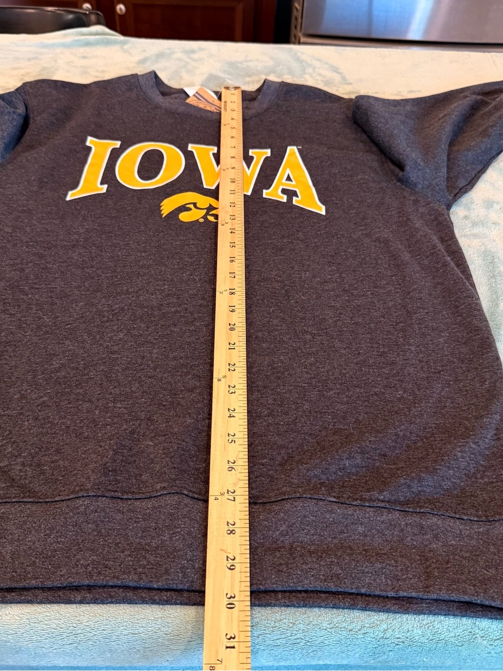 NWT Iowa Hawkeyes Crewneck Sweatshirt Men’s Large Gray NCAA Rivalry Threads - Picture 8 of 11